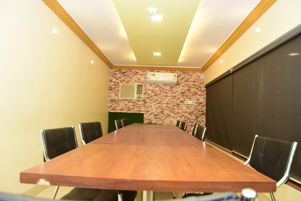 Hotel Shiv International Bhachau Zewnętrze zdjęcie